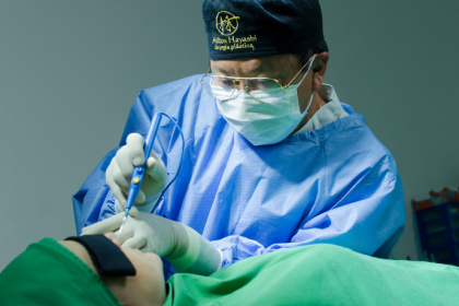 Milton Seigi Hayashi aborda a importância dos cursos e da certificação médica na cirurgia plástica.