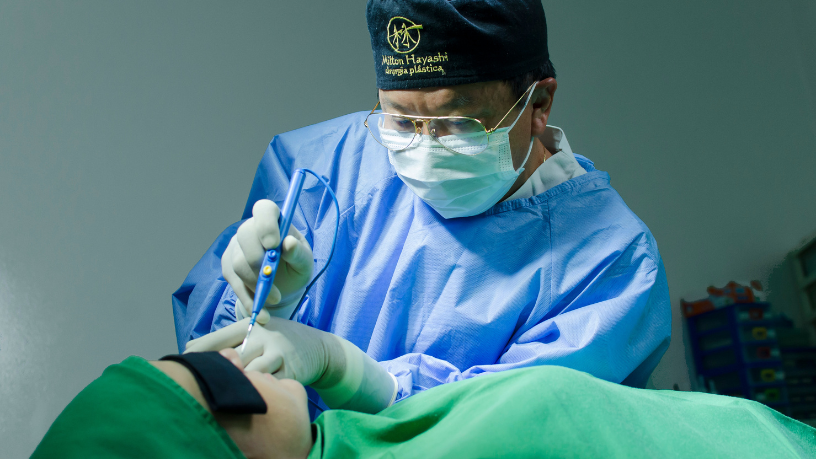 Milton Seigi Hayashi aborda a importância dos cursos e da certificação médica na cirurgia plástica.