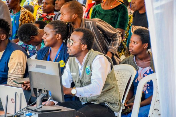 Grupo diverso de adultos participa de uma atividade comunitária usando equipamentos tecnológicos.