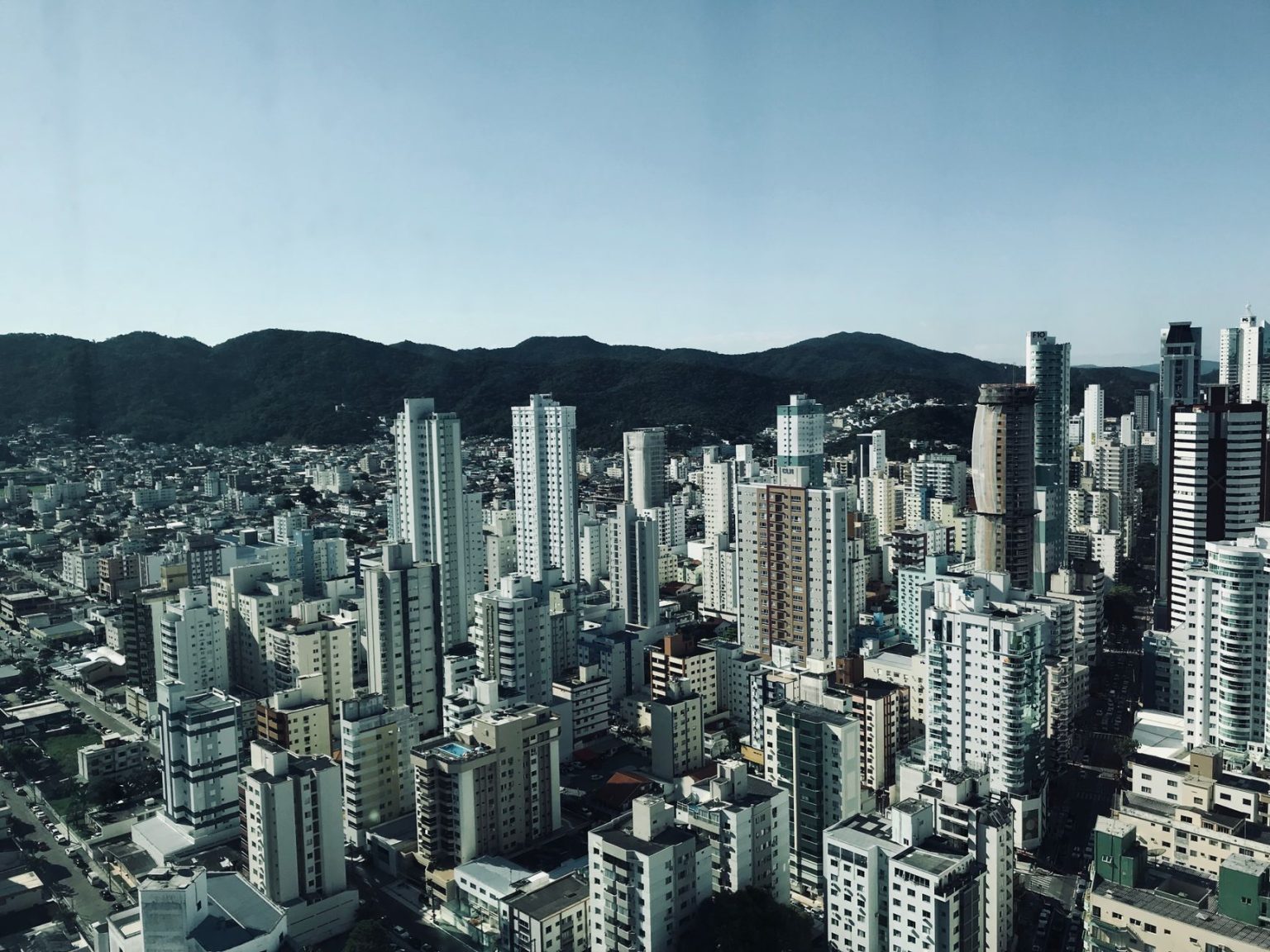 Vista aérea dos edifícios e da área urbana de Balneário Camboriú.