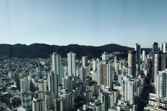 Vista aérea dos edifícios e da área urbana de Balneário Camboriú.