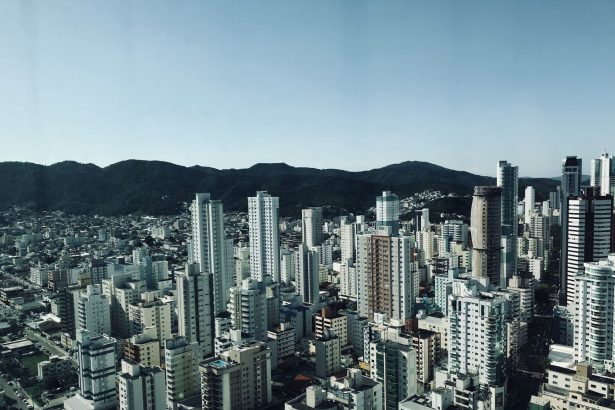 Vista aérea dos edifícios e da área urbana de Balneário Camboriú.